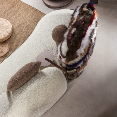 Platin - Oturma ve Yemek OdasıFütüristik bir vizyonla tasarlanan Platin koleksiyonu, konforun sınırlarını çizgisel bir zarafetle yeniden tanımlıyor. Yumuşak formları ve kürk detaylarıyla zenginleşen koltuklar, (4)
